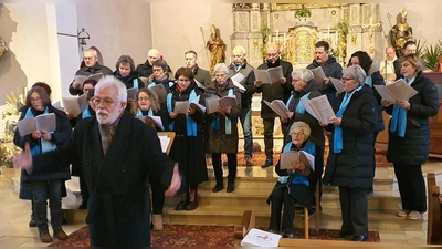 Jakob Schröder dirigiert beim Schlusslied „Großer Gott wir loben Dich” die Gemeinde (Bild: Thomas Plank)