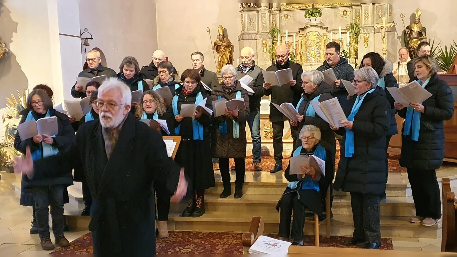 Jakob Schröder dirigiert beim Schlusslied „Großer Gott wir loben Dich” die Gemeinde (Bild: Thomas Plank)