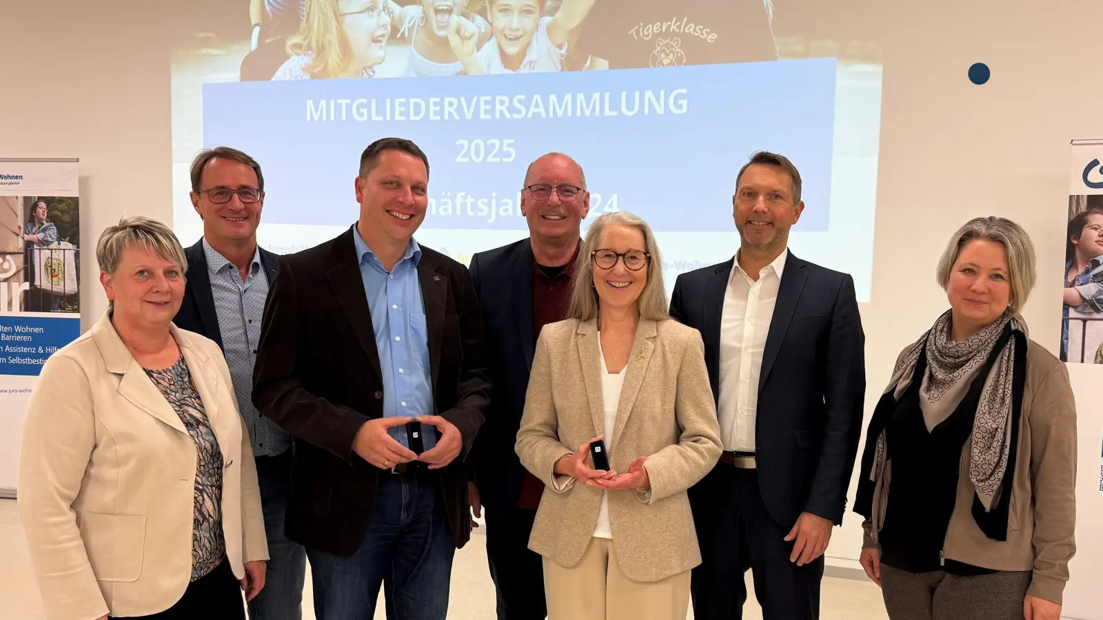 Susanne Bankhead (3.v.r.) und Martin Schafbauer (3.v.l) erhielten für 25 Jahre Mitgliedschaft die Ehrennadel der Lebenshilfe; zudem wurde der frühere Vorstandsvorsitzende Eduard Freisinger (4.v.l.) von seinem Nachfolger Bernhard Vahle (2.v.r) und den Geschäftsführungen Katrin Panek (1.v.l), Bernhard Albrecht (2.v.l.) und Caroline Pirner (1.v.r.) für 26 Jahre im Amt geehrt. (Bild: Mariella Kramer)