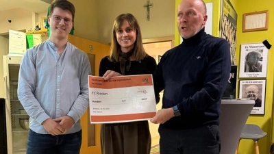 300,- Euro Weihnachtsgeld vom BSJ Amberg für die Jugendarbeit des 1.FC Rieden von links: Andreas Weiß, Carolin Kemmeter, Reinhard Weber. (Bild: Matthias Becker)