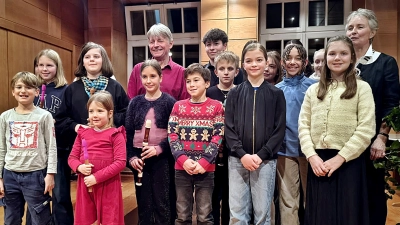 Das Foto zeigt Schülerinnen und Schüler der beiden Klassen. (Bild: Christian Kick)