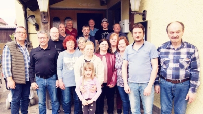 Im Namen des Germanenpfeils dankte Vorsitzender Josef Kleber (re) allen geehrten Mitgliedern für die Treue und dem wiedergewählten Vorstandsteam für die rührige Mitarbeit. (Bild: Karl Ziegler)