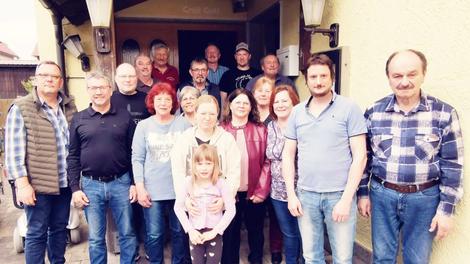 Im Namen des Germanenpfeils dankte Vorsitzender Josef Kleber (re) allen geehrten Mitgliedern für die Treue und dem wiedergewählten Vorstandsteam für die rührige Mitarbeit. (Bild: Karl Ziegler)