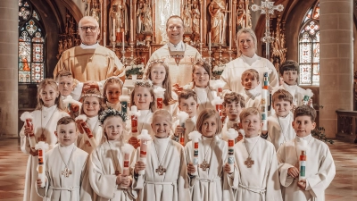 Gruppenfoto der Kommunionkinder mit Stadtpfarrer Thomas Helm, Diakon Richard Sellmeyer und Praktikantin Brigitte Weichselbraun. (Bild: Michael Golinski)