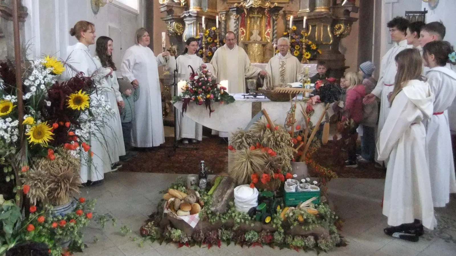 Seelsorger, Diakon sowie Gemeindereferentinnen und Minis beim Vaterunsergebet mit den Kindern um den Altar. (Bild: Michael Götz)