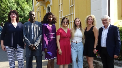 Die Besten des Jahres 2026: v.l.n.r. Fallou Diakhate, Binta Mballo, Yingying He und Chantal Maskos; links Schulleiterin Monika Schmiedel, rechts Bürgermeister Horst Geißel daneben Fachlehrerin Sandra Gebauer.  (Bild: Alfons Prechtl)