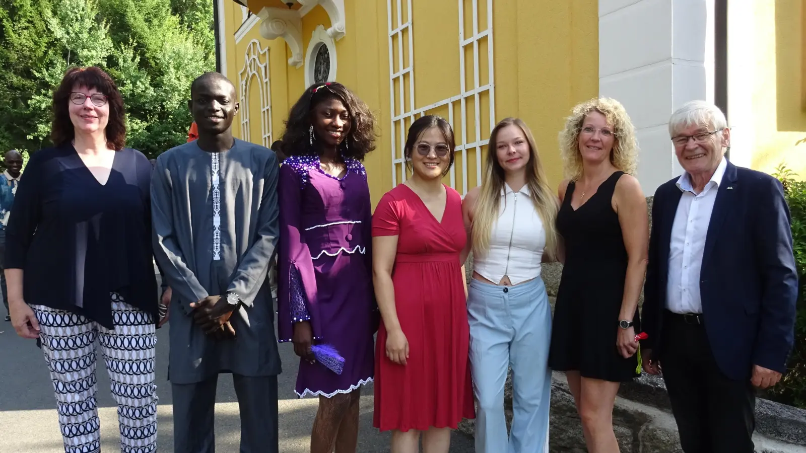 Die Besten des Jahres 2026: v.l.n.r. Fallou Diakhate, Binta Mballo, Yingying He und Chantal Maskos; links Schulleiterin Monika Schmiedel, rechts Bürgermeister Horst Geißel daneben Fachlehrerin Sandra Gebauer.  (Bild: Alfons Prechtl)