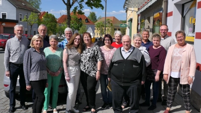Geehrte Mitglieder, Ehrengast und Vorstand: v. links Peter Schopf, Waltraud Schopf, Rudolf Haupt, Marianne Ribakauskas, Gottfried Schieder, Petra Hall, Charlotte Golle, Doris Farago, Monika Schopf, Gerhard Mark, Ingrid Amschler, Heinrich Panzer, Katharina Glas, Werner Palecki, Sabine Rahn (Bild: Rudolf Haupt)