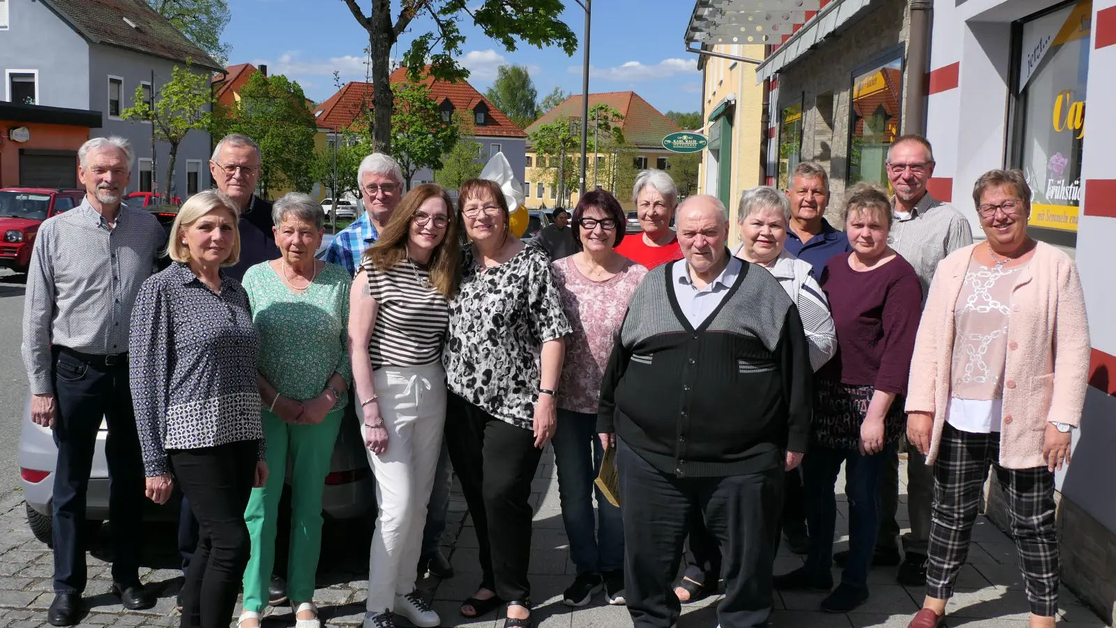 Geehrte Mitglieder, Ehrengast und Vorstand: v. links Peter Schopf, Waltraud Schopf, Rudolf Haupt, Marianne Ribakauskas, Gottfried Schieder, Petra Hall, Charlotte Golle, Doris Farago, Monika Schopf, Gerhard Mark, Ingrid Amschler, Heinrich Panzer, Katharina Glas, Werner Palecki, Sabine Rahn (Bild: Rudolf Haupt)