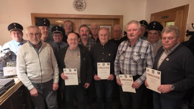 Bild: vorne von links: Helmut Köstler, Otto Pollinger, Johann Rosner, Hans Schüner, Willi Löw. 2. Reihe wieder von links: Josef Bauer, Manuel Lienerth, Roland Höcht, Franz Josef, Berthold Höcht, Josef Lang, Karl Polnisch, Andreas Zölch und Hubert Schedl. (Bild: Alexander Bischof)