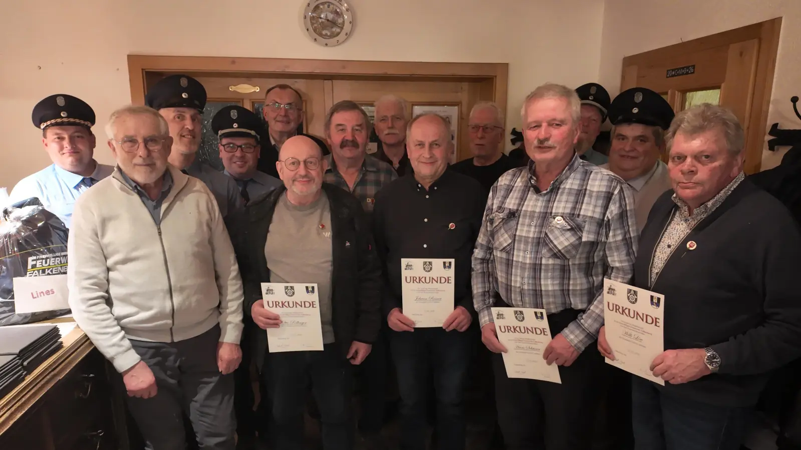 Bild: vorne von links: Helmut Köstler, Otto Pollinger, Johann Rosner, Hans Schüner, Willi Löw. 2. Reihe wieder von links: Josef Bauer, Manuel Lienerth, Roland Höcht, Franz Josef, Berthold Höcht, Josef Lang, Karl Polnisch, Andreas Zölch und Hubert Schedl. (Bild: Alexander Bischof)