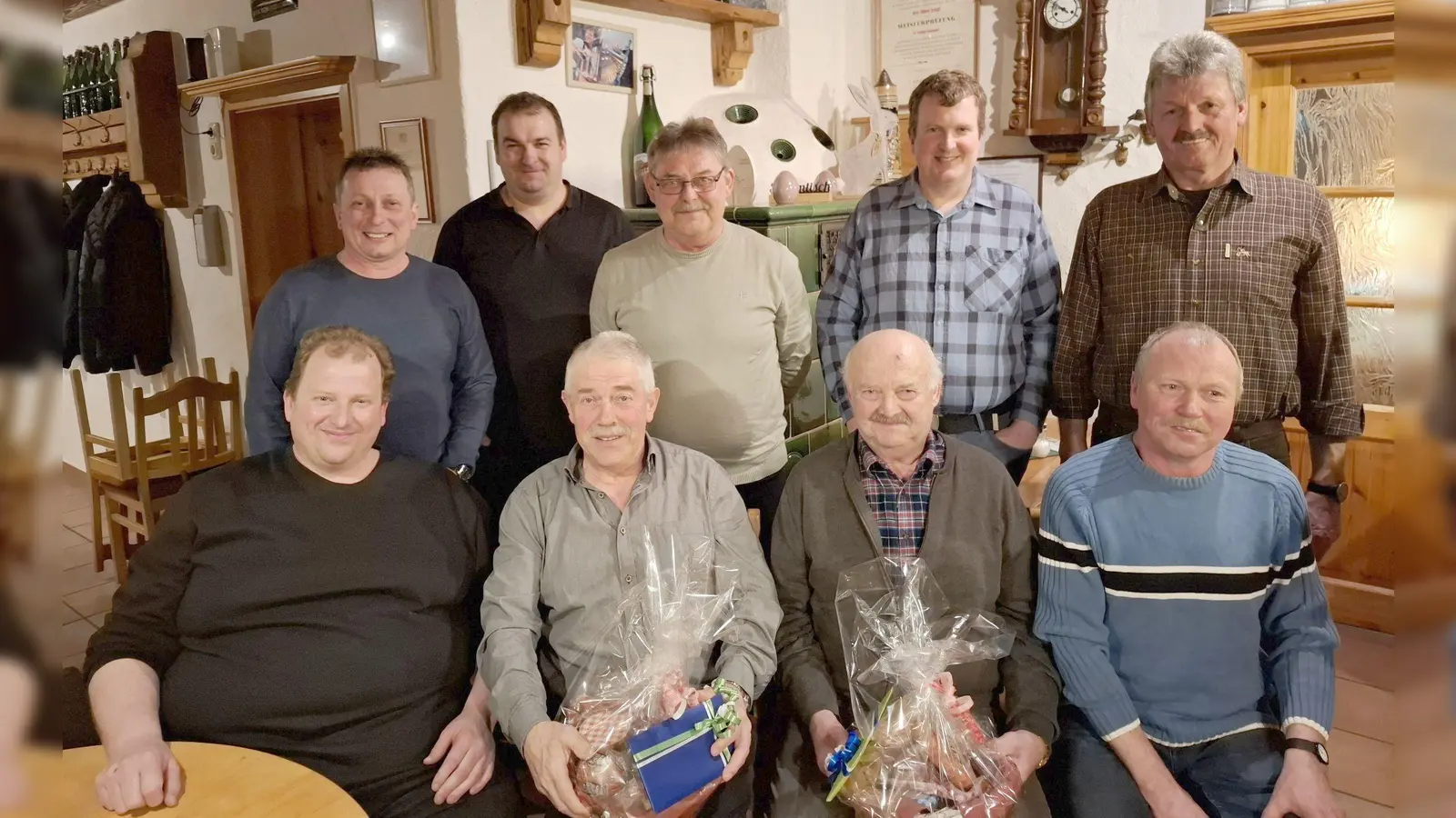 Bei der Vorstandssitzung würdigte (v.l.) Vorsitzender Wolfgang Kleber im Namen der Jagdgenossenschaft die Verdienste von Josef Bösl und Georg Hanauer. (Bild: Karl Ziegler)