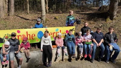 viele bunte Ostereier waren rund um das Vereinsheim des ASC versteckt und warteten darauf gefunden zu werden - mit großem Erfolg, wie die gefüllten Körbchen bewiesen (Bild: Michael Luber)