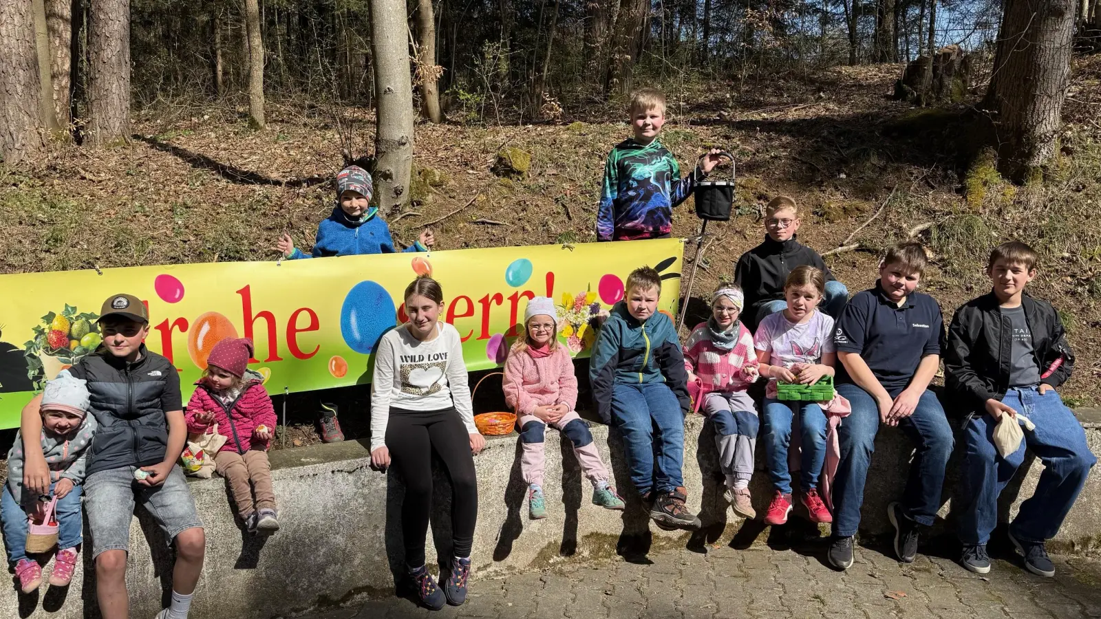 viele bunte Ostereier waren rund um das Vereinsheim des ASC versteckt und warteten darauf gefunden zu werden - mit großem Erfolg, wie die gefüllten Körbchen bewiesen (Bild: Michael Luber)