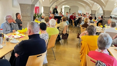 Pfarrer Edmund Prechtl ( stehend Bildmitte) bei seinem Vortrag im Schafferhof (Bild: Melanie Wenisch)