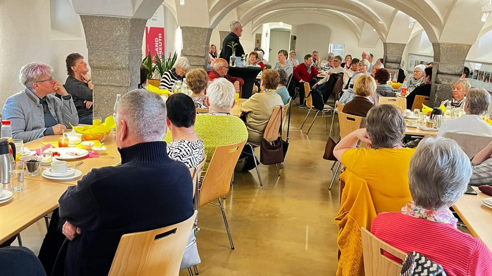 Pfarrer Edmund Prechtl ( stehend Bildmitte) bei seinem Vortrag im Schafferhof (Bild: Melanie Wenisch)