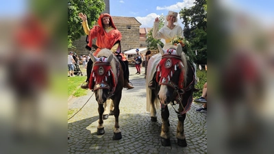 Die vorigen Darsteller des Brautpaares aus dem Jahr 2024 hoch zu Roß. (Bild: Cantus Ferrum)