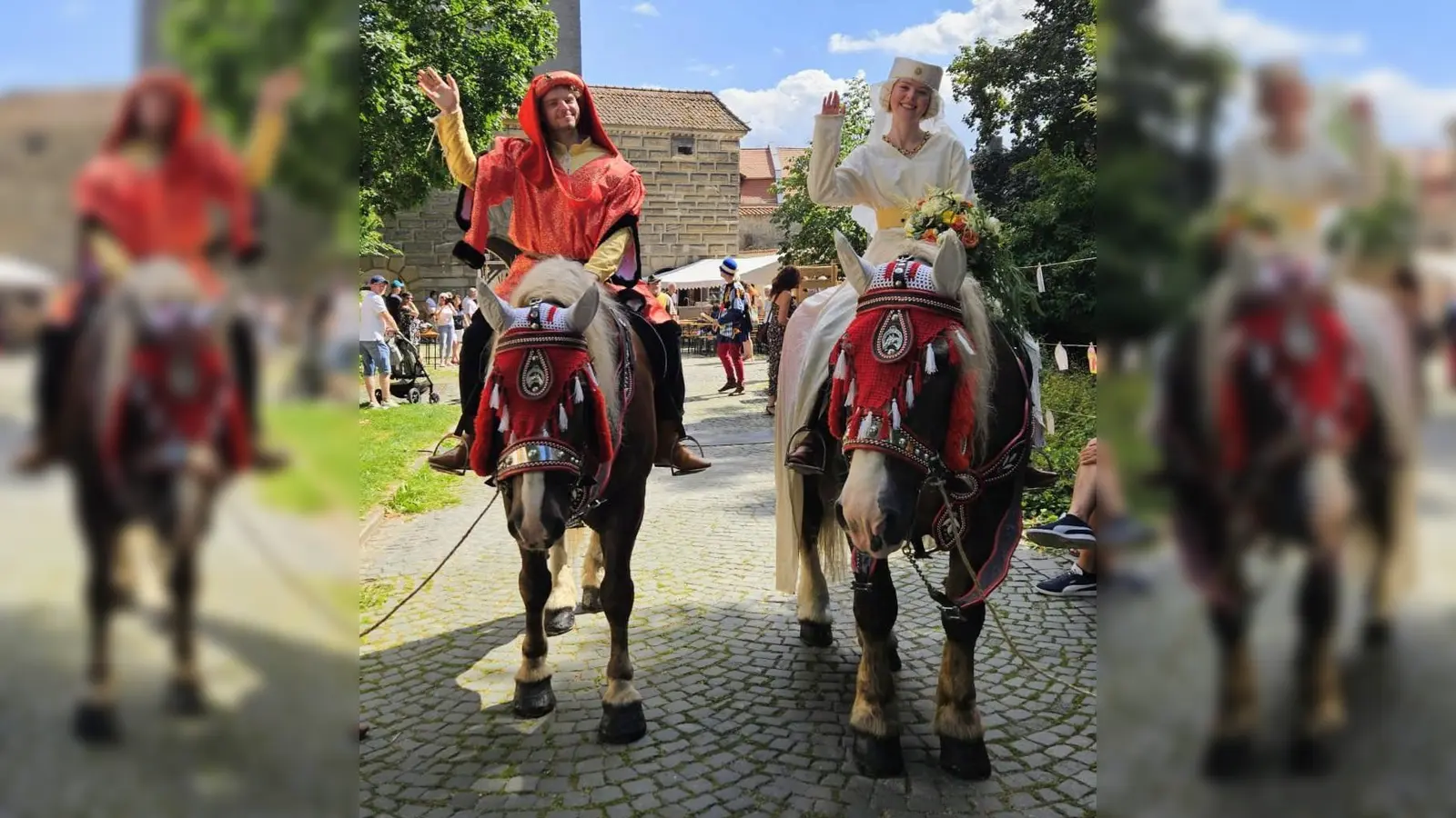 Die vorigen Darsteller des Brautpaares aus dem Jahr 2024 hoch zu Roß. (Bild: Cantus Ferrum)