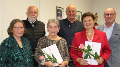 Immer ein Hauptpunkt der Jahreshauptversammlung sind die Ehrungen langjähriger Mitglieder. (Von links nach rechts) 2. Vorsitzende Silvia Gruber, Ruhestandsgeistlicher Johann Trescher, Gertraud Schultes (40 Jahre), Vorsitzender Thomas Pinzer, Elisabeth Pinzer (40 Jahre) und Bürgermeister Hans-Peter Schärl. (Bild: Beate Heinrich)