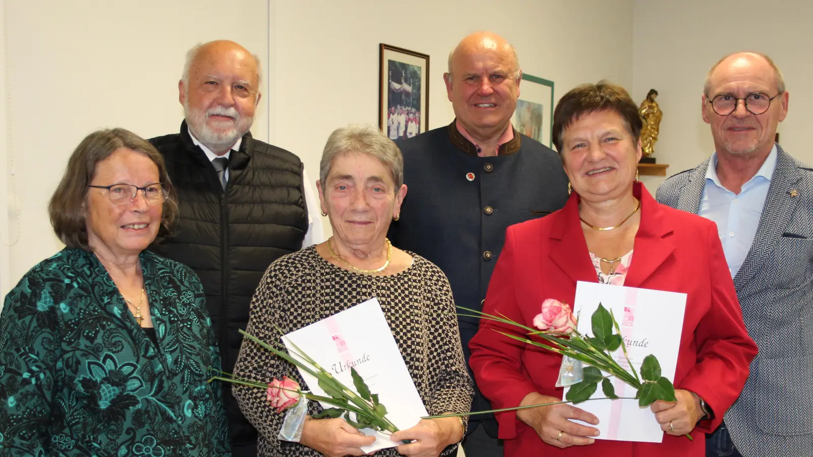 Immer ein Hauptpunkt der Jahreshauptversammlung sind die Ehrungen langjähriger Mitglieder. (Von links nach rechts) 2. Vorsitzende Silvia Gruber, Ruhestandsgeistlicher Johann Trescher, Gertraud Schultes (40 Jahre), Vorsitzender Thomas Pinzer, Elisabeth Pinzer (40 Jahre) und Bürgermeister Hans-Peter Schärl. (Bild: Beate Heinrich)