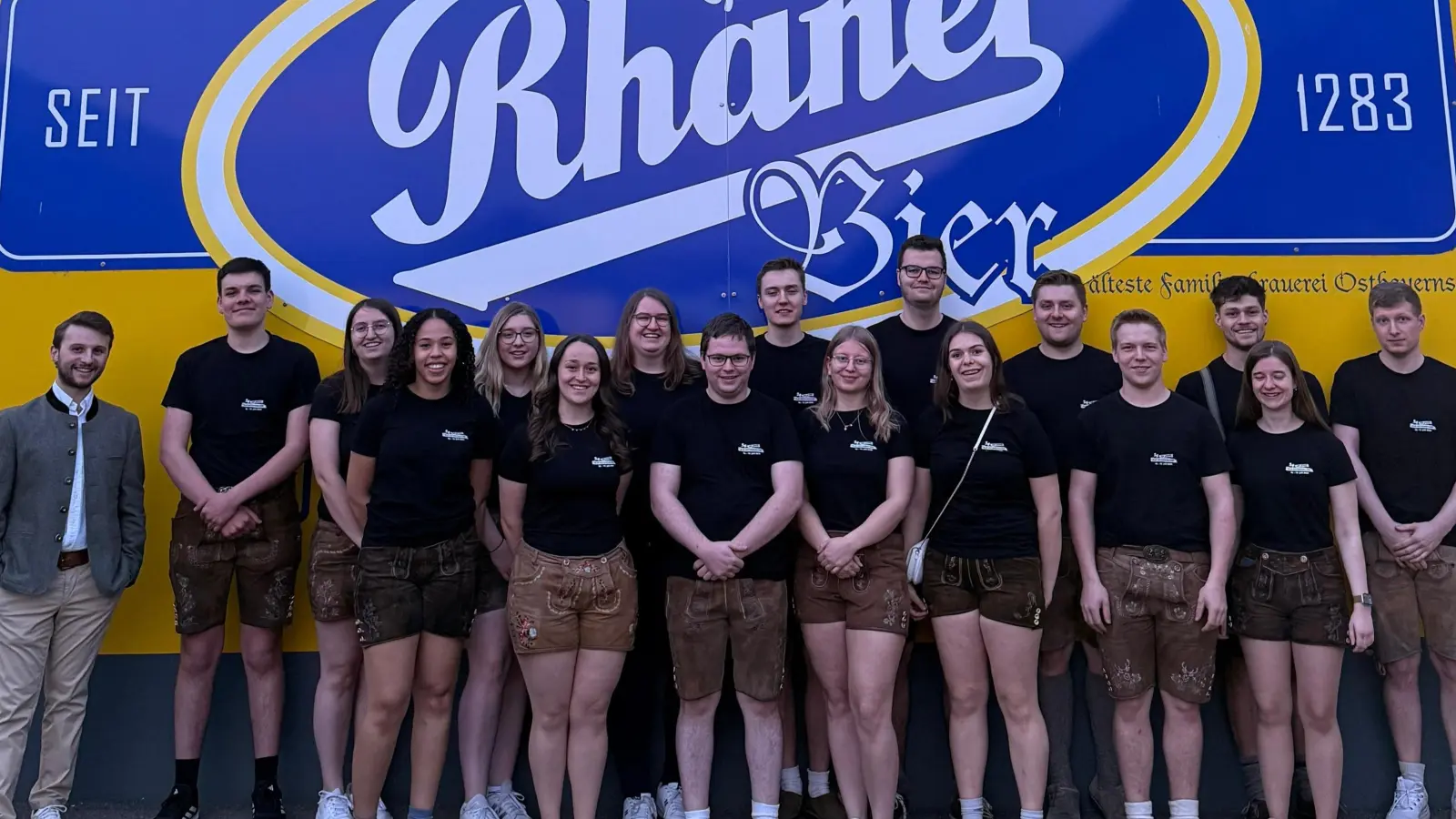 Vorstandschaft und Festausschuss der KLJB Dieterskirchen bei der Familienbrauerei Rhaner (Bild: Elisabeth Unokesan)