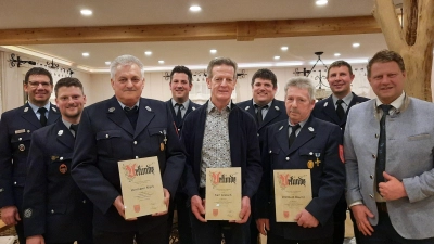 Im Bild die anwesenden Geehrten Hermann Mark, Karl Gretsch und Willibald Bäuml (vorne v.l.). Es gratulierten KBM Phillip Sölch, im Namen der Vorstandschaft Andreas Meierhöfer, Johannes Dietz, Matthias Burger und Martin Göhl, sowie Bürgermeister Stefan Grillmeier (hinten v.l.). (Bild: Michaela Burger)