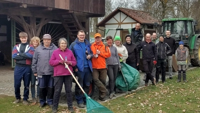 Fleißige Dorfgemeinschaft Hatzenreuth (Bild: Lothar Siller)