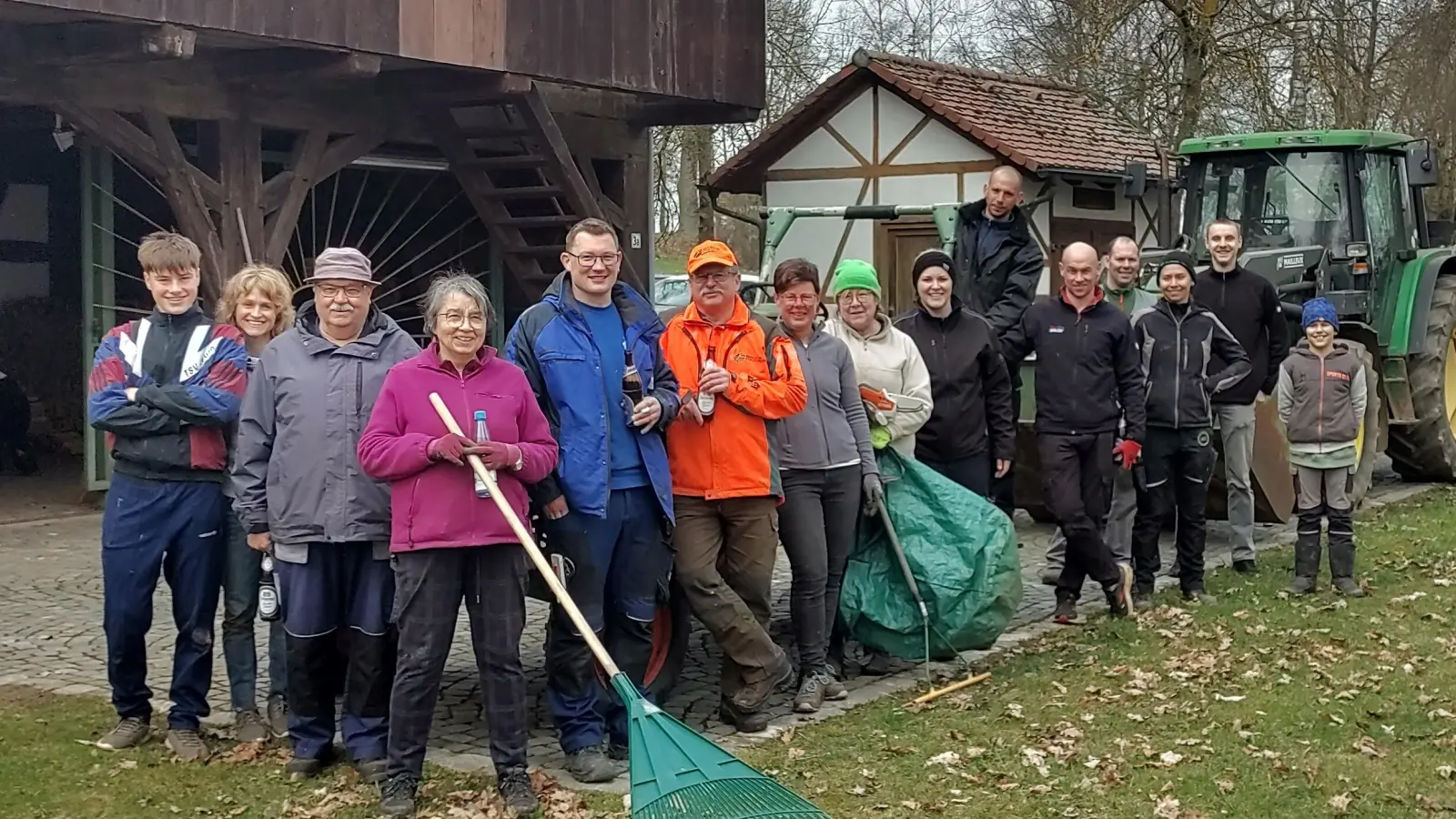 Fleißige Dorfgemeinschaft Hatzenreuth (Bild: Lothar Siller)