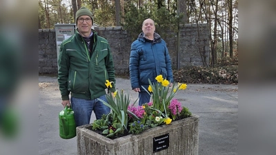 Mitglieder Siedlergemeinschaft Waldrast beim Bepflanzen der Tröge. (Bild: Vanessa Dolan)