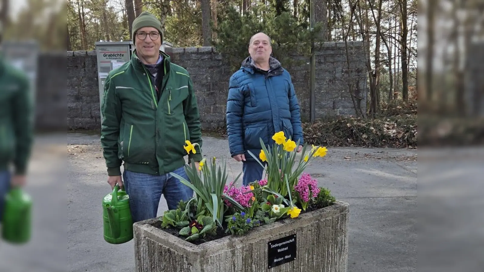 Mitglieder Siedlergemeinschaft Waldrast beim Bepflanzen der Tröge. (Bild: Vanessa Dolan)