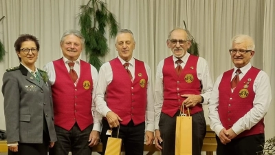 30-jährige Mitarbeit im Chor: Schützenmeisterin Annette Rauscher, Schriftführer Manfred Siegert, 2. Notenwart Hermann Graf, 1. Notenwart Konrad Müller, Chorsprecher Gerhard Lehner (Bild: Martin Peter )