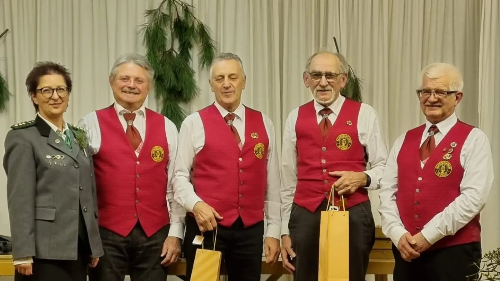 30-jährige Mitarbeit im Chor: Schützenmeisterin Annette Rauscher, Schriftführer Manfred Siegert, 2. Notenwart Hermann Graf, 1. Notenwart Konrad Müller, Chorsprecher Gerhard Lehner (Bild: Martin Peter )