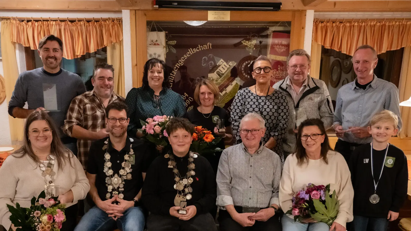 Die Würdenträger der SG Luitpoldhöhe. In der Mitte unser Jugendkönig Luca Pfaff. Links von ihm unsere Freischützen König Sven Lehmeier mit seiner Lisl Claudia Poppel. Dahinter die Ritter Gerald Schmidt und Alexander Pfaff mit ihren Zofen Susanne Pfaff und Sabrina Weber. Rechts unsere Aufgelegtschützen König Konrad Lehmeier mit seiner Lisl Sonja Platzer, Jugendritter Luca Weber. In der zweiten Reihe Ritter Herbert Lehmeier und Johann Behrend mit unserer Lisl Sabine Zimmer. Foto Claudia Poppel (Bild: Claudia Poppel)