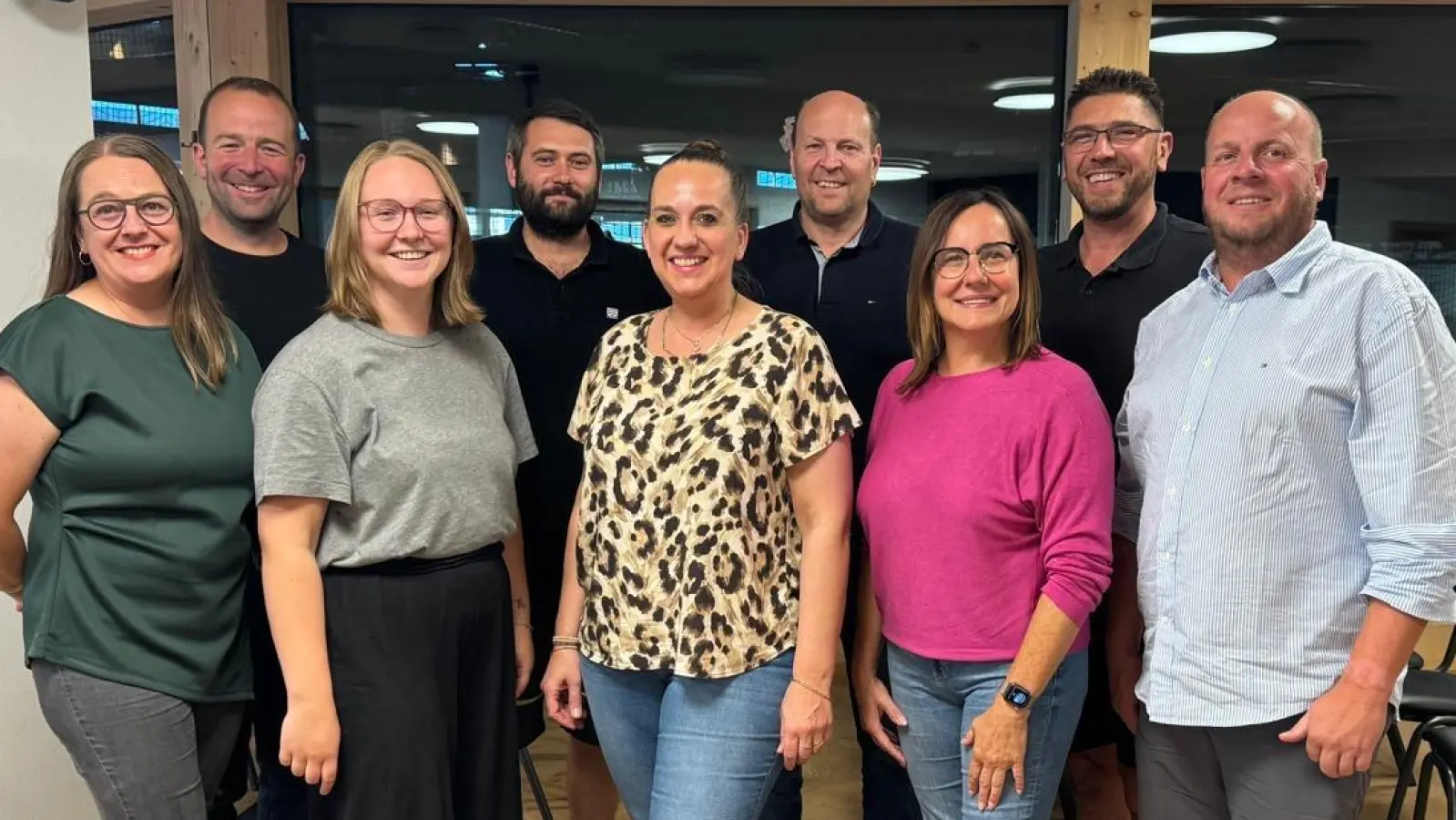 Die wiedergewählte Vorstandschaft mit der 1. Vorsitzenden Stefanie Sperrer (vorne Links) (Bild: Stefanie Sperrer)