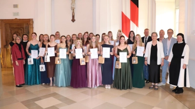Die 21 besten Absolventinnen der Mädchenrealschule mit einer Eins vor dem Komma zusammen mit den Schwestern der Abtei, der Schulleitung, den Klassenleiterinnen und den Ehrengästen: Theresa Kraus (10 a) war mit einem Schnitt von 1,17 die Schulbeste (vierte von links). (Bild: Gerhard Skupin)