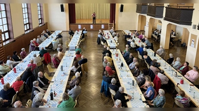 Sein 50-jähriges Bestehen feierte der BVS-Reha-Sportverein Waldsassen. Auf der Bühne im Festsaal stand Künstler Josef „Bäff“ Piendl. (Bild: BVS-Rehasportverein Waldsassen/exb)