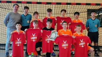 Das Siegerteam der Wirtschaftschule mit ihrem Lehrer Florian Neiß und den beiden Jung-Schiedsrichtern. (Bild: Florian Neiss)