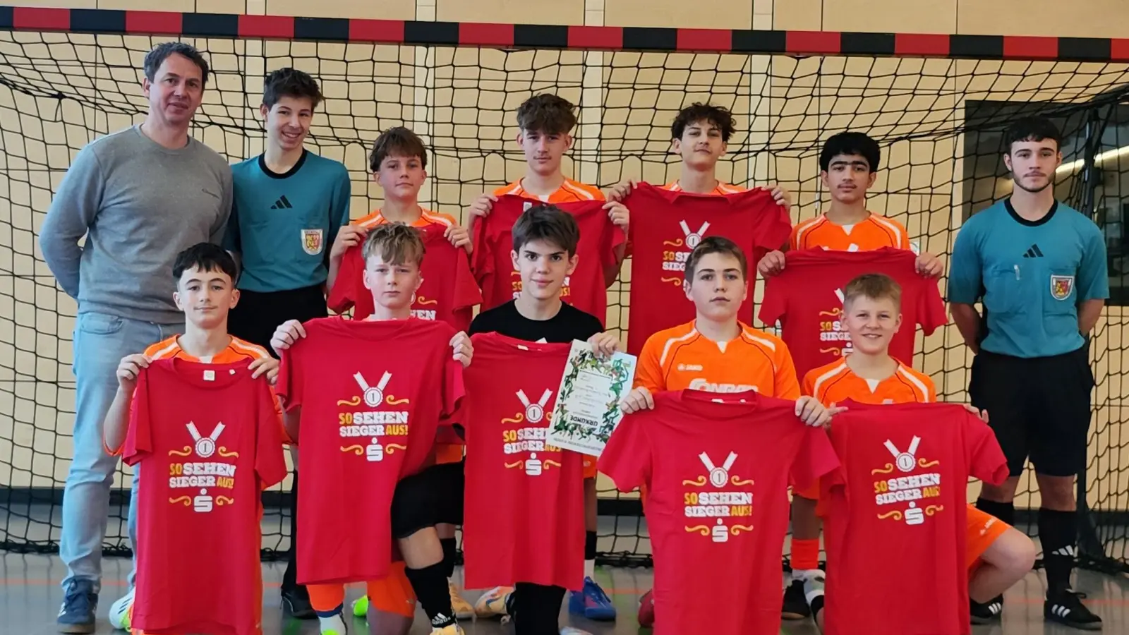 Das Siegerteam der Wirtschaftschule mit ihrem Lehrer Florian Neiß und den beiden Jung-Schiedsrichtern. (Bild: Florian Neiss)