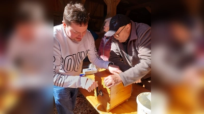 Thomas Bauernfeind (links) und Walter Gnahn lösten Ernst Luber zwischenzeitlich ab. Wird die Sahne langsam zu Butter, kostet das Drehen immer mehr Anstrengung. (Bild: Elfriede Winter )