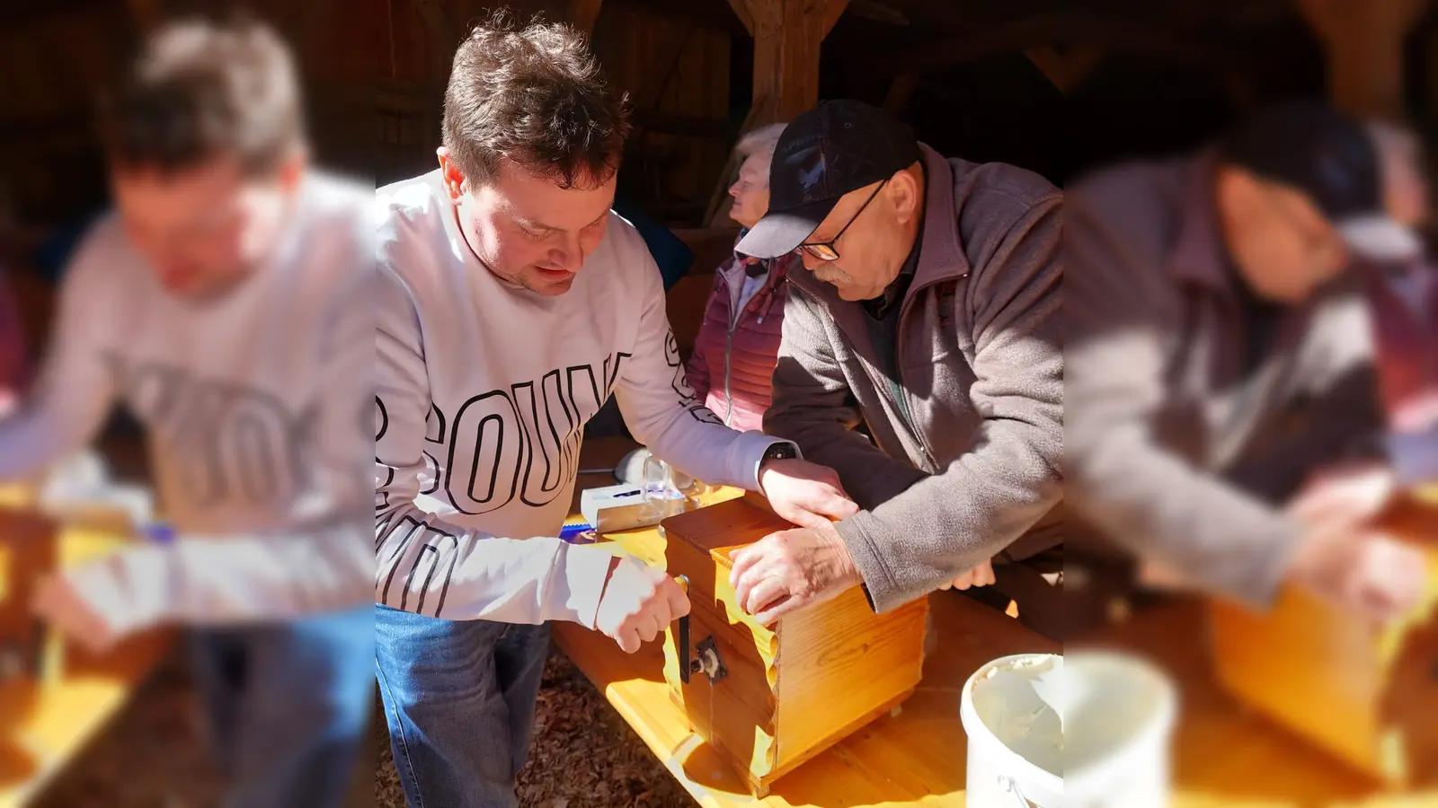 Thomas Bauernfeind (links) und Walter Gnahn lösten Ernst Luber zwischenzeitlich ab. Wird die Sahne langsam zu Butter, kostet das Drehen immer mehr Anstrengung. (Bild: Elfriede Winter )