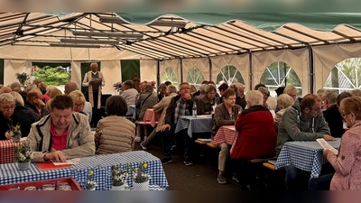 Die Mutter- und Vatertagsfeier begann für den BVS im Zelt mit einer Marienfeier. Dann folgte viel Geselligkeit, Unterhaltung und eine Kaffeestunde. (Bild: Reinhard Kreuzer)