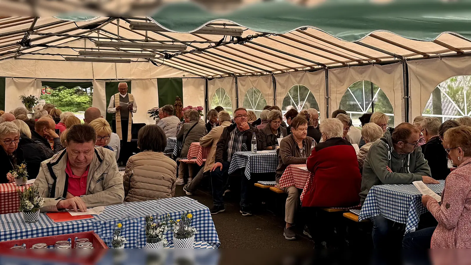 Die Mutter- und Vatertagsfeier begann für den BVS im Zelt mit einer Marienfeier. Dann folgte viel Geselligkeit, Unterhaltung und eine Kaffeestunde. (Bild: Reinhard Kreuzer)