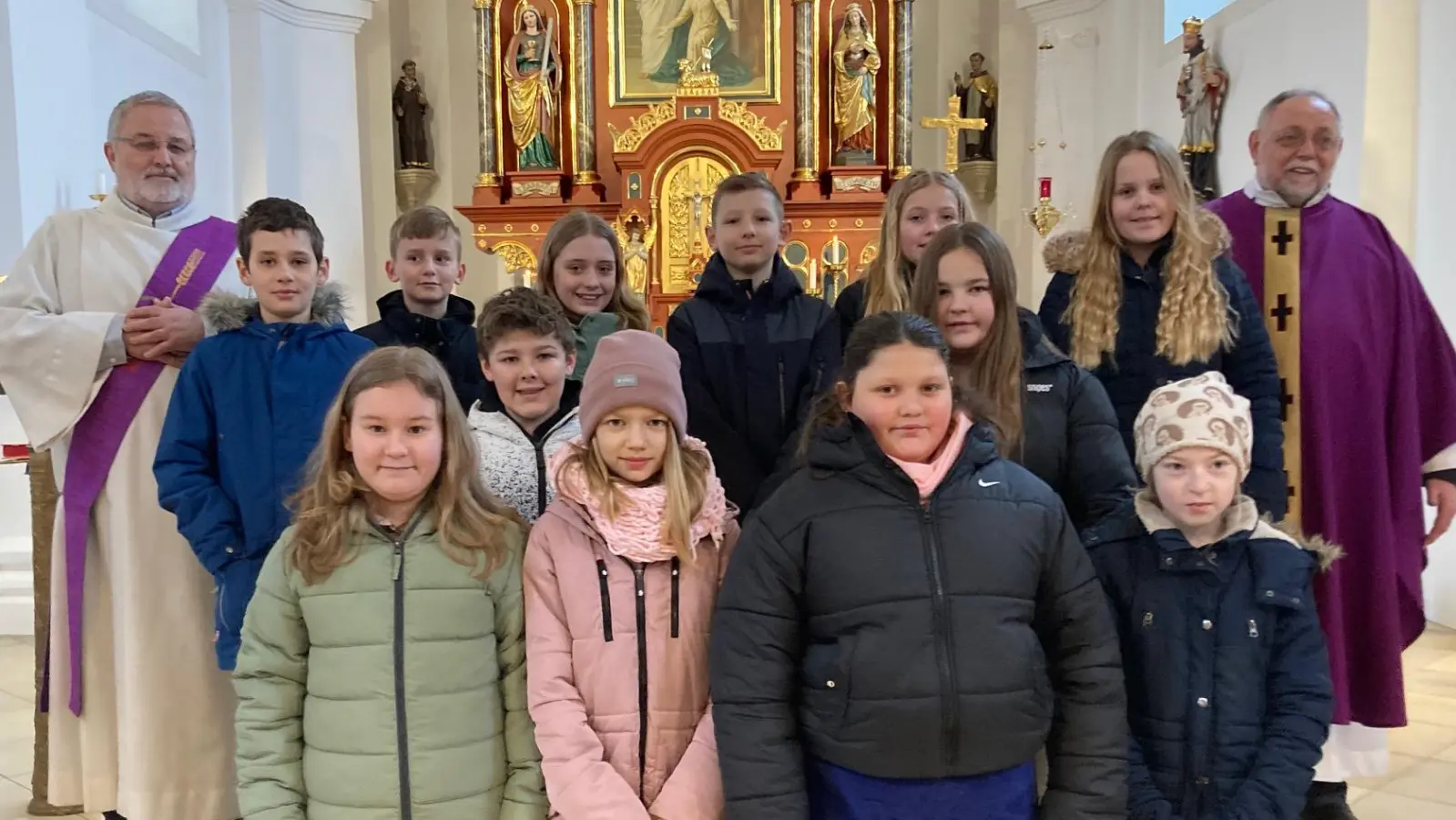 Die Mädchen und Jungs, mit Pfarrer Alfons Forster (rechts) und Diakon Ulrich Wabra (links) die heuer bei der Firmung den Heiligen Geist empfangen.  (Bild: Sieglinde Schärtl)