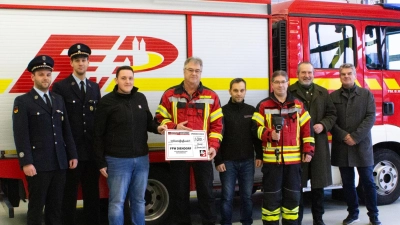 v.l.n.r.: 1. Vorstand Andreas Kraus, 2. Vorstand Sebastian Prüfling, Stephan Scholz (Bartmann &amp; Scholz GmbH), 1. Kommandant Rudolf Scharf, Andreas Flierl (Bartmann &amp; Scholz GmbH), 2. Kommandant Bernhard Gleißner, 1. Bürgermeister Stadt Nabburg Frank Zeitler, Karl Fleischer. (Bild: Susanne Meierhöfer)