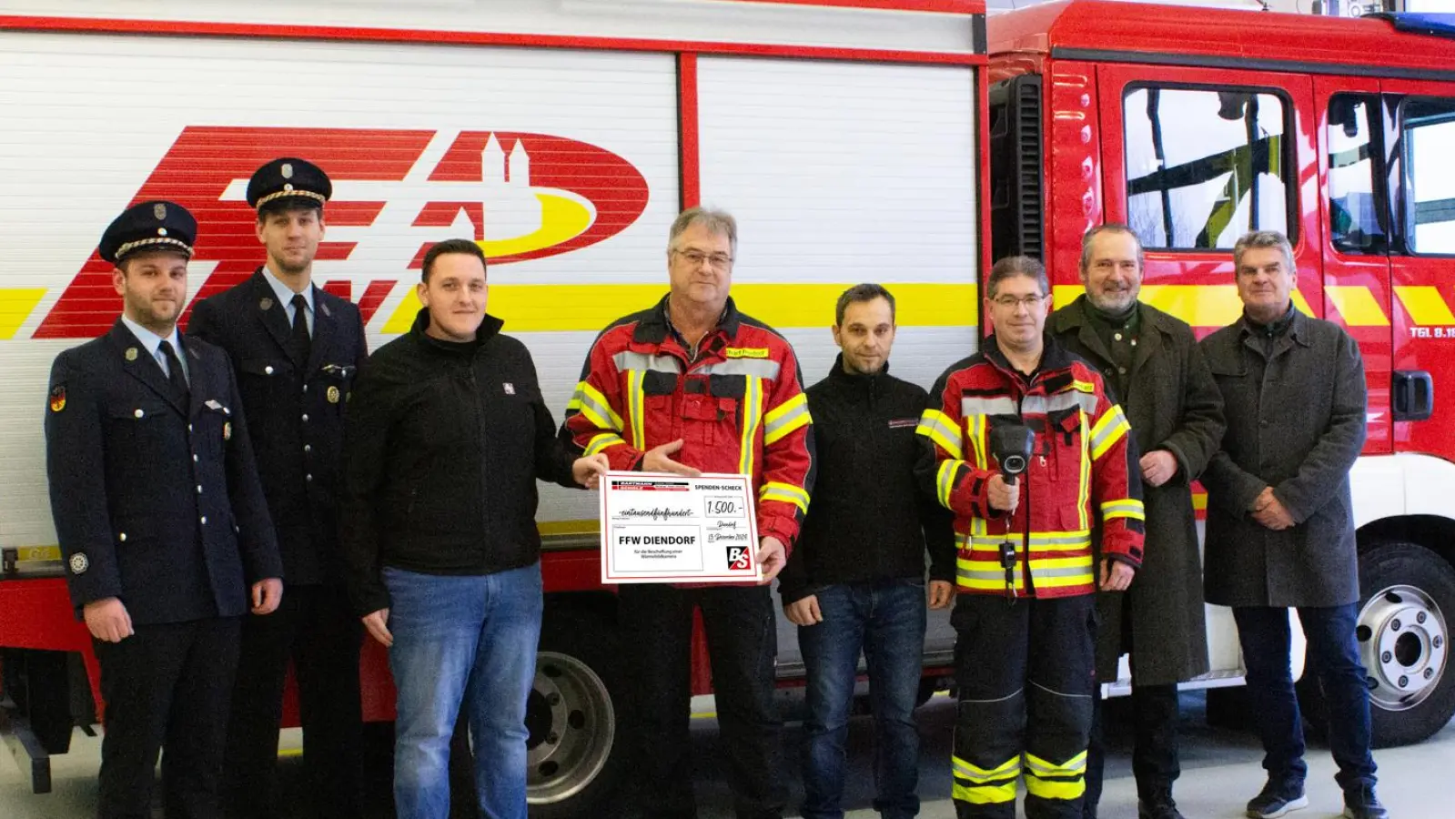 v.l.n.r.: 1. Vorstand Andreas Kraus, 2. Vorstand Sebastian Prüfling, Stephan Scholz (Bartmann &amp; Scholz GmbH), 1. Kommandant Rudolf Scharf, Andreas Flierl (Bartmann &amp; Scholz GmbH), 2. Kommandant Bernhard Gleißner, 1. Bürgermeister Stadt Nabburg Frank Zeitler, Karl Fleischer. (Bild: Susanne Meierhöfer)