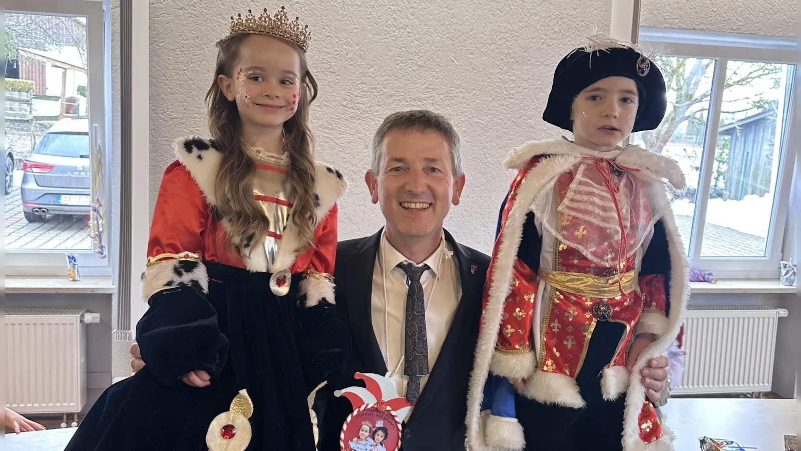 Bürgermeister Albert Geitner mit dem Kindergarten-Prinzenpaar Theresa I und Johann I.  (Bild: Regina Kießling)