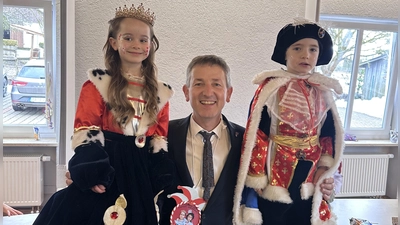 Bürgermeister Albert Geitner mit dem Kindergarten-Prinzenpaar Theresa I und Johann I.  (Bild: Regina Kießling)