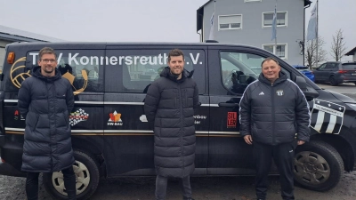 Von links ein Teil der geschäftsführenden Vorstandschaft: Schriftführer Wolfgang Pötzl, 2. Vorsitzender Florian Neumann, Kassier Rainer Baumgärtner mit dem neuen TSV-Vereinsbus. (Bild: Michael Braun)