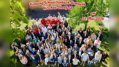 Gruppenbild der Firmlinge mit Paten, Domdekan em. Prälat Johann Neumüller, Pfarrer Brügel, Pfarrer Hofmann, Pfarrvikar Ndudi, Pastoralreferent Dotzler und Gemeindereferentin Schlosser (Bild: Photograph Gerd Huster)