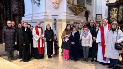 Gruppenbild vor dem Geschändeten Heiland in der Basilika mit den Vertretern der Pfarrei Eger und den Ehrengästen. (Bild: Thomas Vogl)